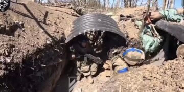 (ВИДЕО) ПЕКОЛНА ЗАСЕДА:&nbsp; Украински војник сними жестоки борби во тесени ровови при расчистување на руска позиција