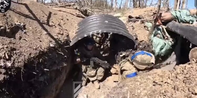 (ВИДЕО) ПЕКОЛНА ЗАСЕДА: Украински војник сними жестоки борби во тесени ровови при расчистување на руска позиција