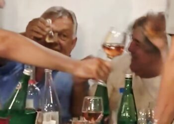 (ВИДЕО) Орбан се опушти во Гуча: Труби, ракија, српска музика и дружба