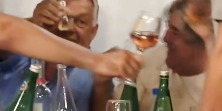 (ВИДЕО) Орбан се опушти во Гуча: Труби, ракија, српска музика и дружба