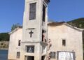 Туристи по костими за капење се качувале по црквата „Св. Никола“ во Маврово – јавноста бара итна реакција
