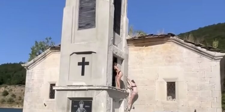Туристи по костими за капење се качувале по црквата „Св. Никола“ во Маврово – јавноста бара итна реакција