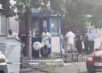 (ВИДЕО) Граѓани се тепаа пред Полициската станица во Кочани, интервенираше МВР – четворица приведени