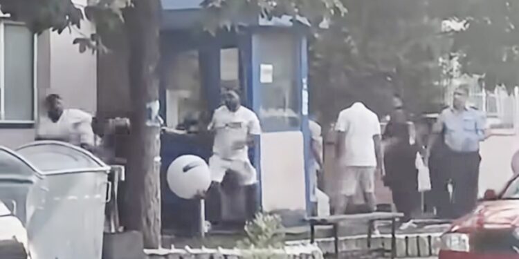 (ВИДЕО) Граѓани се тепаа пред Полициската станица во Кочани, интервенираше МВР – четворица приведени