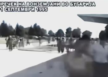 (ВИДЕО) Неверојатна сцена од 1995 година: Над 3.000 Бугари чекаа вонземјани на аеродром кај Штркљево