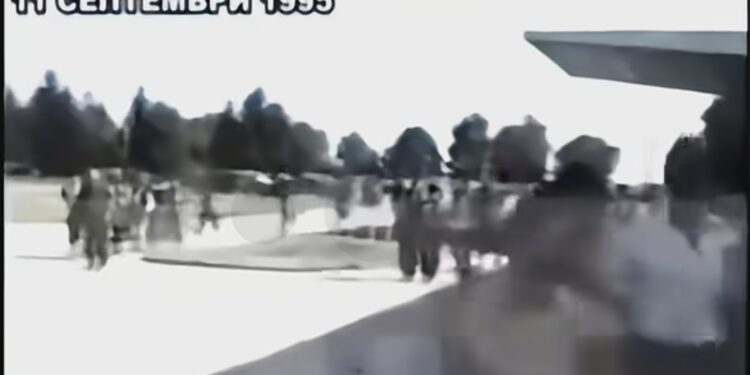(ВИДЕО) Неверојатна сцена од 1995 година: Над 3.000 Бугари чекаа вонземјани на аеродром кај Штркљево