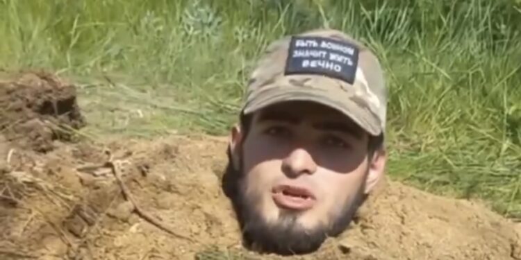 (ВИДЕО) Руски војник закопан до врат како казна: Снимка повторно ја отвори темата за бруталните методи во руската армија