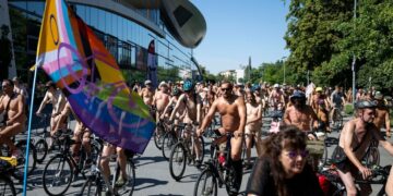 (ВИДЕО) Околу 700 велосипедисти без облека возеа низ Берлин – пораки за слобода на телото, толеранција и климата