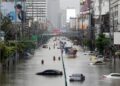 (ВИДЕО) Бангкок под вода: Сите 50 окрузи прогласени за подрачја погодени од поплави, илјадници луѓе во засолништа