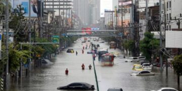 (ВИДЕО) Бангкок под вода: Сите 50 окрузи прогласени за подрачја погодени од поплави, илјадници луѓе во засолништа