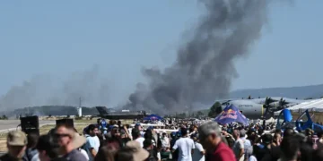 Трагедија на аеромитинг во Грција: Двајца пилоти загинаа откако „Фантом“ се урна пред илјадници гледачи