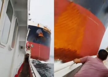 (ВИДЕО) НЕ МОЖЕА ДА ИЗБЕГААТ: Огромен товарен брод ги стигна среде море – ударот снимен од палубата