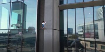 (ВИДЕО) Французин без заштитна опрема се искачи на највисокиот облакодер во ЕУ, полицијата го чекаше на врвот