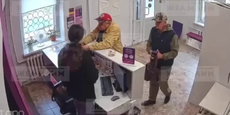 (ВИДЕО) Двајца дедовци претворија пункт на „Вајлдберис“ во Русија во вистински боречки клуб