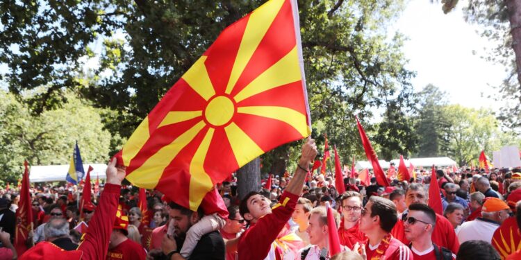 (ВИДЕО) Македонците во Австралија со песни, ора и знамиња ја прославија 35-годишнината од независноста