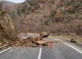 АМСМ СО АПЕЛ ДО ВОЗАЧИТЕ: Опасност од одрони и изменет режим на повеќе патишта низ Македонија