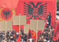 (ВИДЕО) ПРЕСУДАТА ВО ХАГ ГИ ИЗВЕДЕ ДЕМОНСТРАНТИТЕ НА ПЛОШТАД: Протест во Скопје за Тачи и поранешните водачи на ОВК