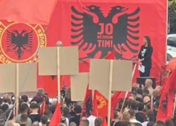 (ВИДЕО) ПРЕСУДАТА ВО ХАГ ГИ ИЗВЕДЕ ДЕМОНСТРАНТИТЕ НА ПЛОШТАД: Протест во Скопје за Тачи и поранешните водачи на ОВК