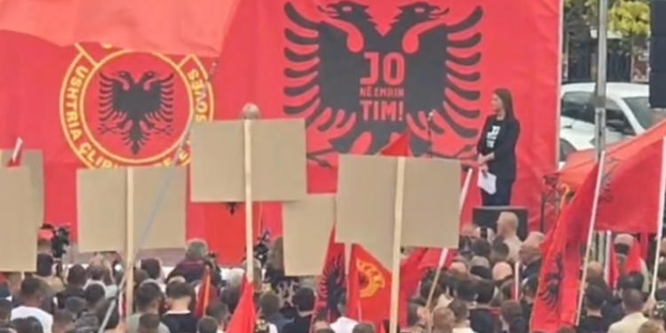 (ВИДЕО) ПРЕСУДАТА ВО ХАГ ГИ ИЗВЕДЕ ДЕМОНСТРАНТИТЕ НА ПЛОШТАД: Протест во Скопје за Тачи и поранешните водачи на ОВК