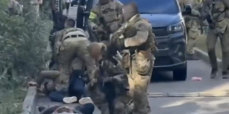 (БИДЕО) Нови детали за престрелката меѓу СБУ и ГУР: Познато поради кого украинските служби насочиле оружје едни кон други