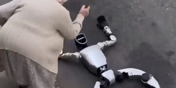 (ВИДЕО) Робот се обиде да ѝ ја украде чантата на баба – бегството заврши урнебесно