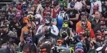 (ВИДЕО) НЕОБИЧЕН ПРОТЕСТ ВО БЕРЛИН: Над 1.000 лица со кучешки маски побараа забрана на партијата АфД