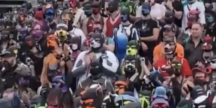 (ВИДЕО) НЕОБИЧЕН ПРОТЕСТ ВО БЕРЛИН: Над 1.000 лица со кучешки маски побараа забрана на партијата АфД