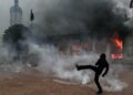 ХАОС НА ПЛОШТАДОТ БЕЛКУР ВО ЛИОН: Запален историски објект, насилни групи ги попречувале пожарникарите