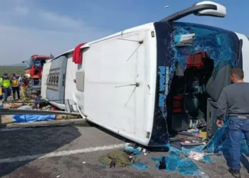 (ВИДЕО) Трагедија во Турција: 11 загинати и 27 повредени откако автобус се судри со камион и се преврте