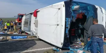 (ВИДЕО) Трагедија во Турција: 11 загинати и 27 повредени откако автобус се судри со камион и се преврте