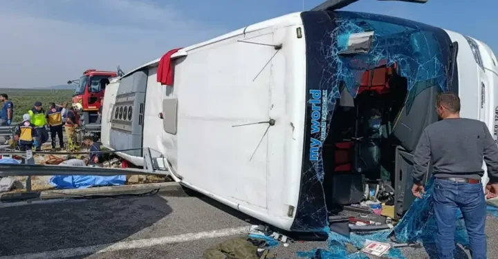 (ВИДЕО) Трагедија во Турција: 11 загинати и 27 повредени откако автобус се судри со камион и се преврте