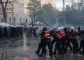 (ВИДЕО) Тирана по ноќта на судири: 13 повредени, запален влез на министерство – денес нов протест