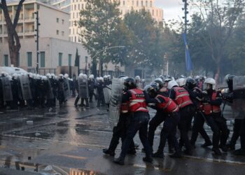 (ВИДЕО) Тирана по ноќта на судири: 13 повредени, запален влез на министерство – денес нов протест