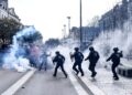 ВИДЕО | Европа на улица: Судири со полицијата во повеќе земји, речиси 1.000 уапсени во Франција, 400 во Италија