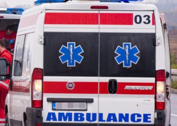 Двајца 14-годишници тешко повредени во судир на три автомобили во Гостивар