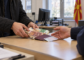 ЧЕСНОСТ ЗА ПРИМЕР: 18-годишен делчевец пронашол 114.000 денари и околу 2.000 евра и ги предал во полиција