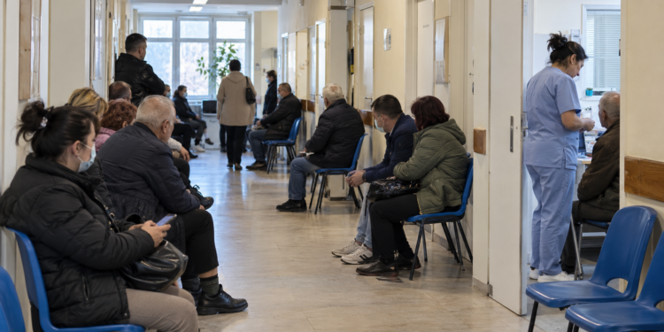 Гужви во скопските амбуланти: За една ноќ прегледани 152 пациенти, лекарите забележуваат и симптоми на грип