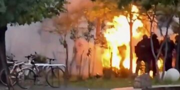 ВИДЕО | Полицаец зафатен од пламен во Тирана откако врз него беше фрлен молотов коктел