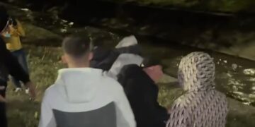 (ФОТО+ВИДЕО) ПРАТЕНИКОТ КЛЕВИС БАЛИУ ФРЛЕН ВО РЕКАТА ЛАНА НА ПРОТЕСТИТЕ ВО АЛБАНИЈА
