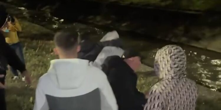 (ФОТО+ВИДЕО) ПРАТЕНИКОТ КЛЕВИС БАЛИУ ФРЛЕН ВО РЕКАТА ЛАНА НА ПРОТЕСТИТЕ ВО АЛБАНИЈА
