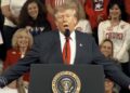 ВИДЕО | Трамп се пошегува со поддржувачите: „Можам да ги кажам и најголемите глупости, а вие пак ќе аплаудирате“