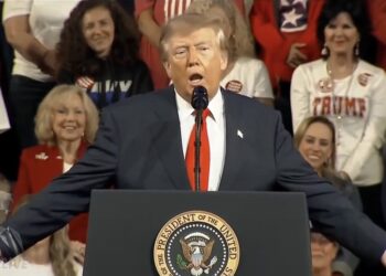 ВИДЕО | Трамп се пошегува со поддржувачите: „Можам да ги кажам и најголемите глупости, а вие пак ќе аплаудирате“