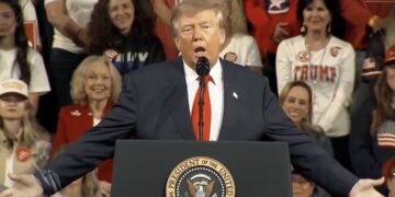 ВИДЕО | Трамп се пошегува со поддржувачите: „Можам да ги кажам и најголемите глупости, а вие пак ќе аплаудирате“