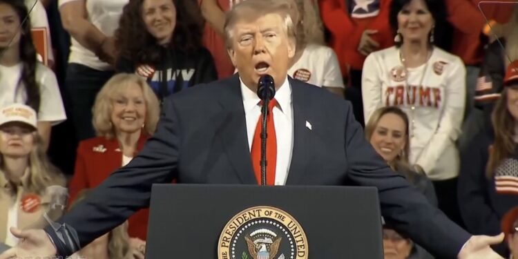 ВИДЕО | Трамп се пошегува со поддржувачите: „Можам да ги кажам и најголемите глупости, а вие пак ќе аплаудирате“