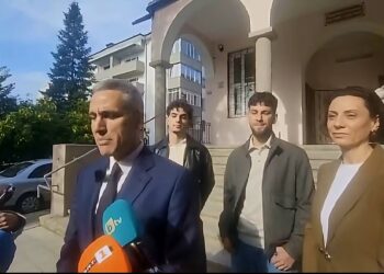 ВИДЕО | Андреј Ѓуров гласаше со семејството во Благоевград: „Гласав за иднината на нашите деца“