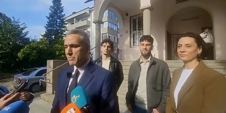ВИДЕО | Андреј Ѓуров гласаше со семејството во Благоевград: „Гласав за иднината на нашите деца“