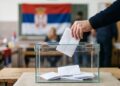 Србија масовно излезе на гласање: Речиси 70% излезност, се чека исходот од трката меѓу Вучиќ и студентите