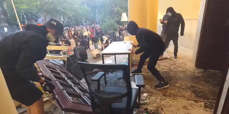 ВИДЕО | ХАОС НА УЛИЦИТЕ НА ТИРАНА: Полицијата уапси 160 демонстранти, 156 се повредени